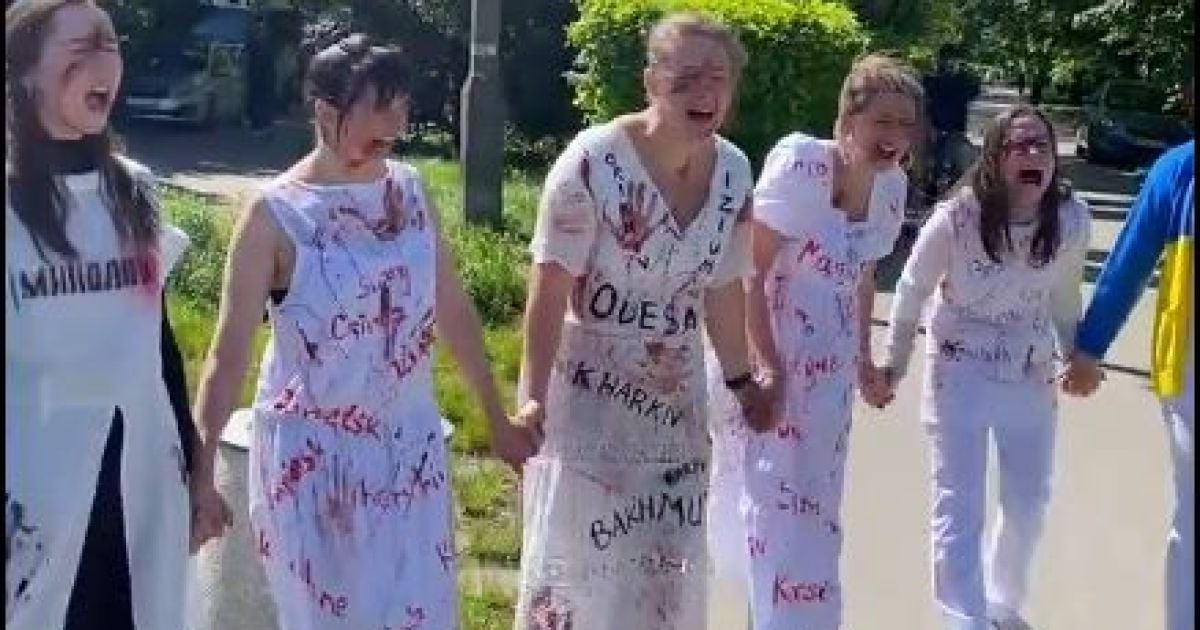 Українки влаштували гучну зустріч послу РФ у Польщі