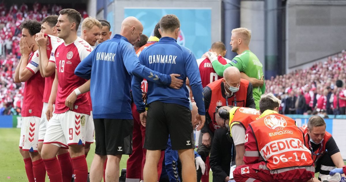 Сборной звездного футболиста, едва не умершего во время матча Евро-2020, вручили сразу две награды ФИФА