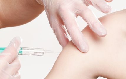Вакцинація проти коронавірусу в Україні: лікар вказав на можливі ускладнення
