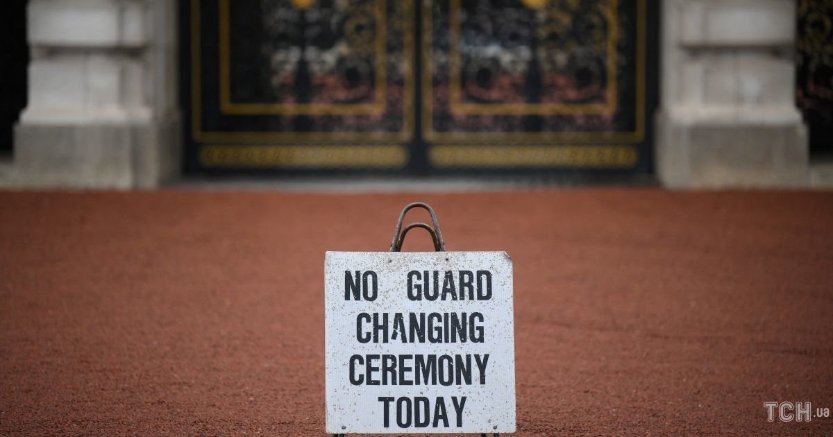 Букингемский дворец отменил церемонию смены караула