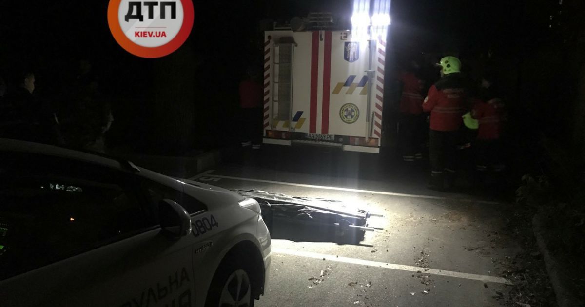 Дівчина впала з 25 поверху