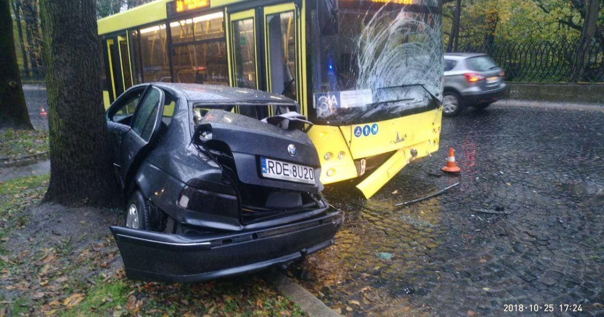 Во Львове водитель на "евробляхе" влетел в переполненный автобус и скрылся