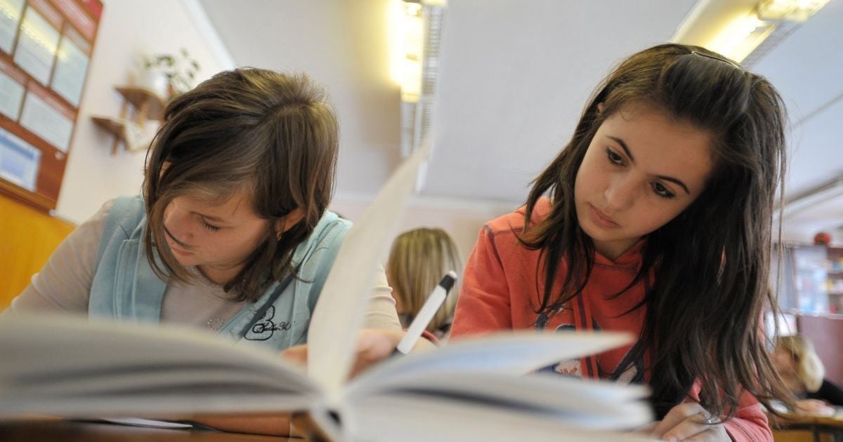 "Капсула часу": у київській школі отримали лист із минулого і відправили послання у майбутнє
