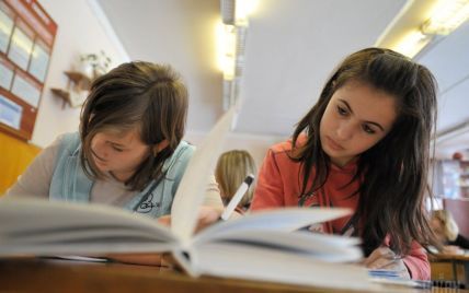"Капсула часу": у київській школі отримали лист із минулого і відправили послання у майбутнє