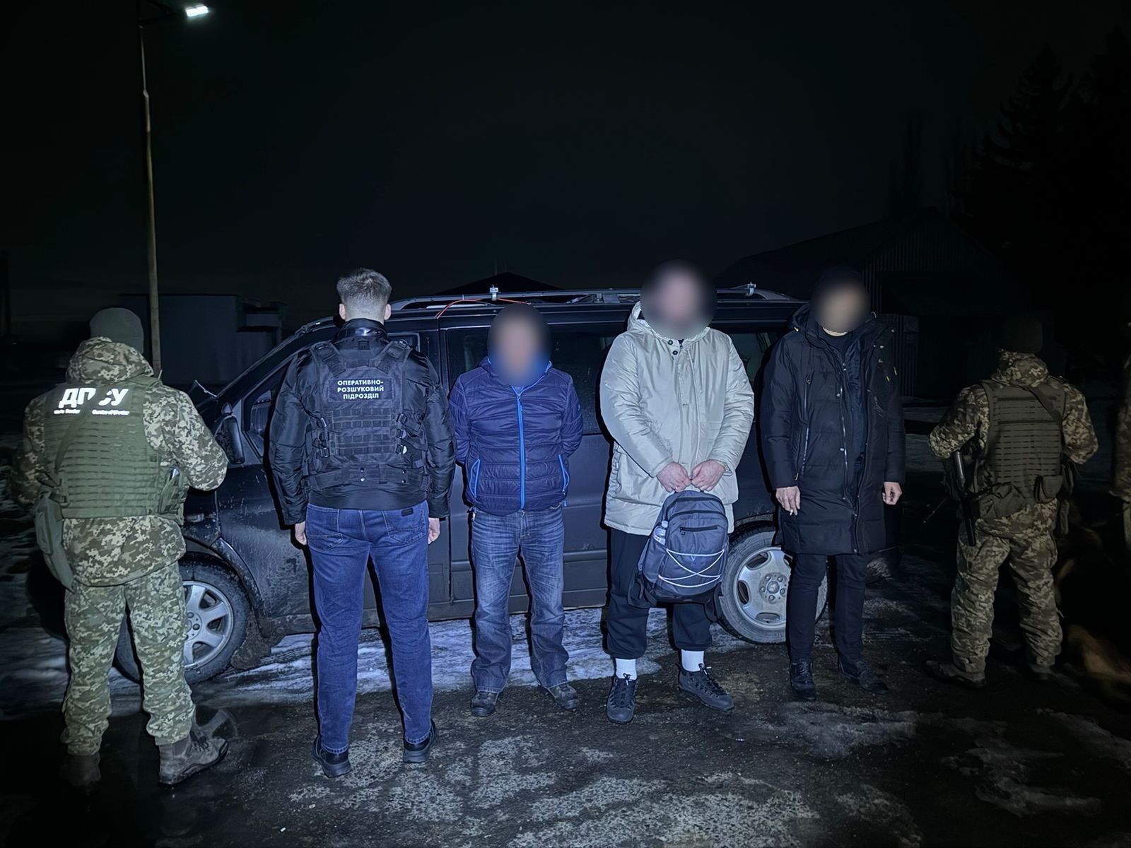 Мешканці Київської та Чернівецької областей заплатили за подорож по 2 тисячі євро. / ©