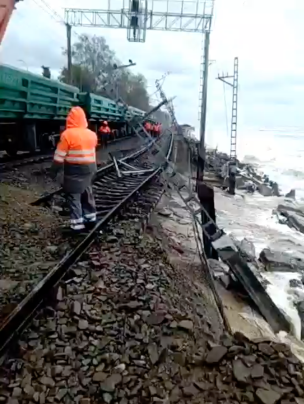 У Сочі через негоду пошкоджено полотно залізниці / Фото: скриншот / ©