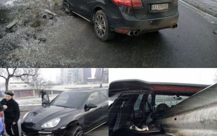 В Киеве водитель Porsche на большой скорости влетел в отбойник