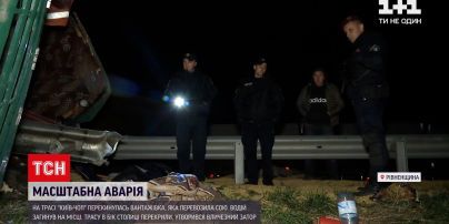 Новини України: на трасі в Рівненській області перекинулася вантажівка із соєю
