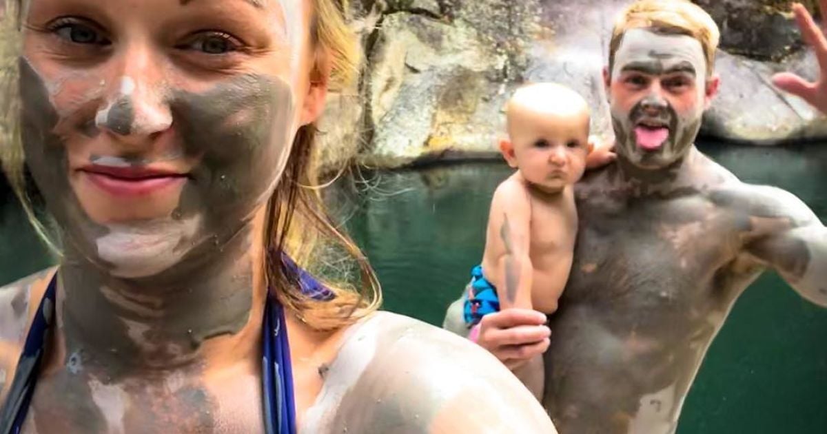 Жінка подорожує з дітьми / © www.instagram.com/travelmadmum