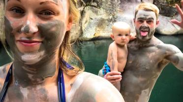 Жінка подорожує з дітьми / © www.instagram.com/travelmadmum