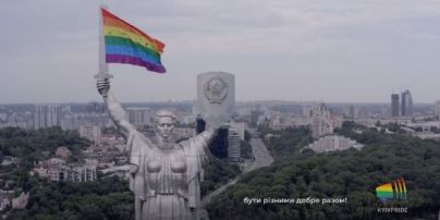 ЛГБТ-спільнота прикрасила меч Батьківщини-матері веселковим прапором