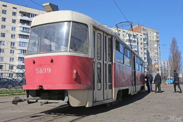У Києві в салоні трамвая померла жінка: що відомо
