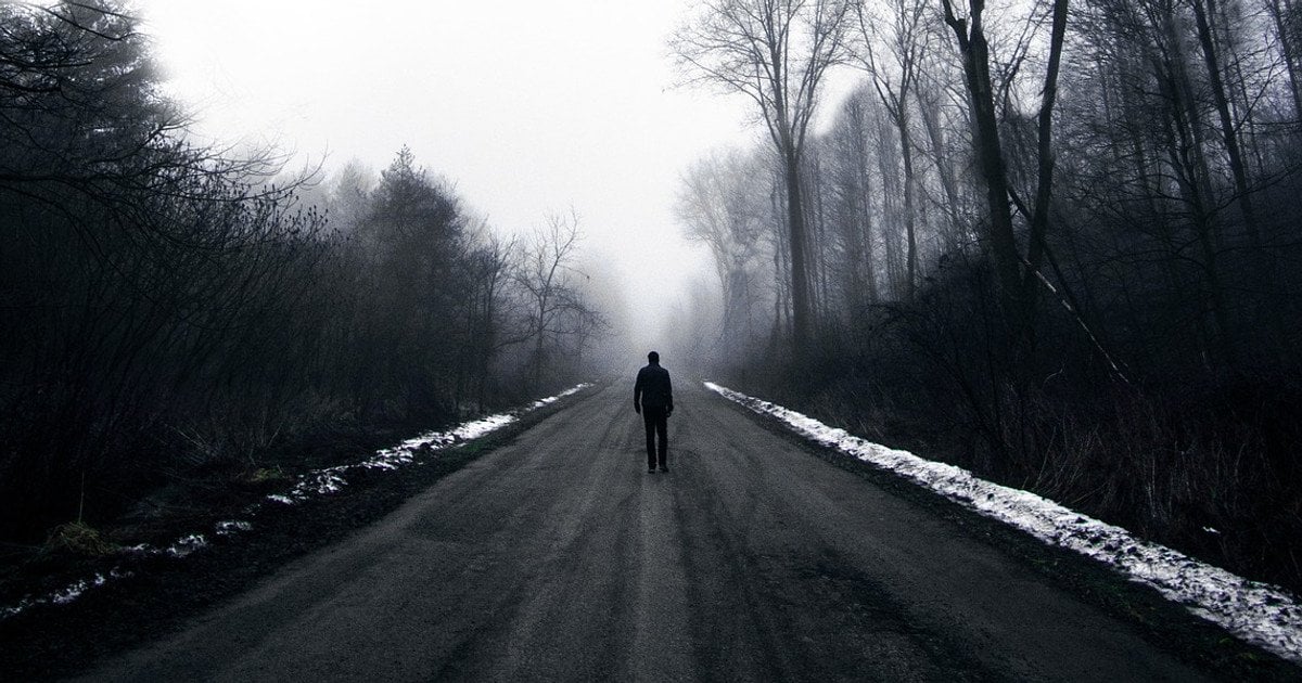 Силует чоловіка у тумані