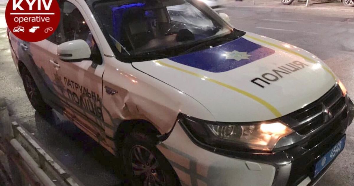 В Киеве автомобиль патрульных не разминулся с такси