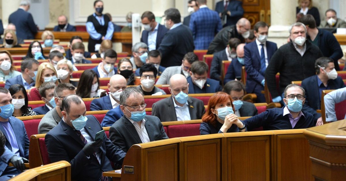 Правила мають бути для всіх: нардепи засудили колег, які ходять на роботу без маски