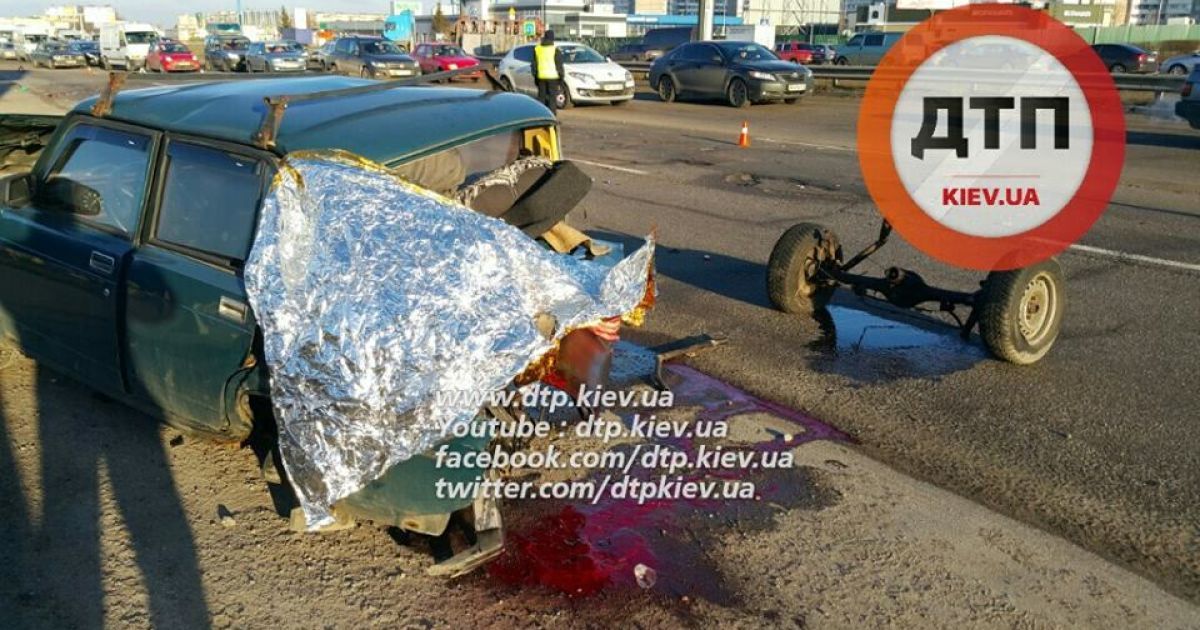 У Києві на Окружній Toyota розтрощила ВАЗ, а водія від удару викинуло через заднє скло