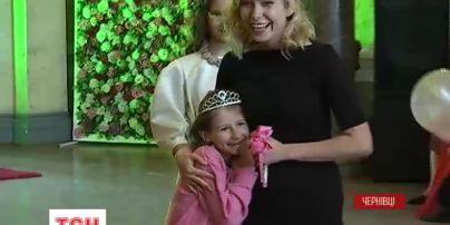 В Черновцах 7-летняя сирота получила корону принцессы