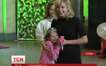 В Черновцах 7-летняя сирота получила корону принцессы