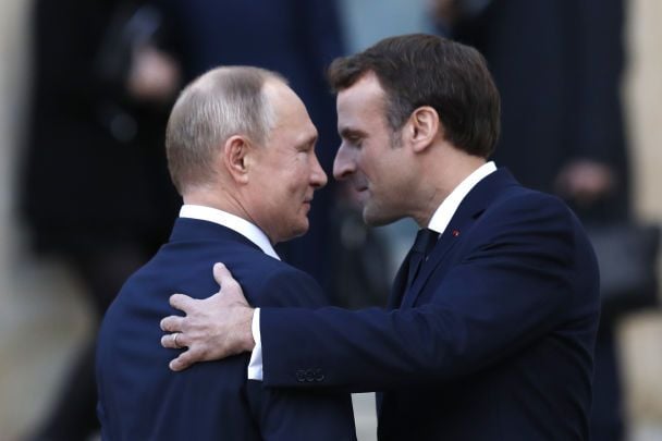 В Кремле рассказали, о чем говорили Путин и Макрон