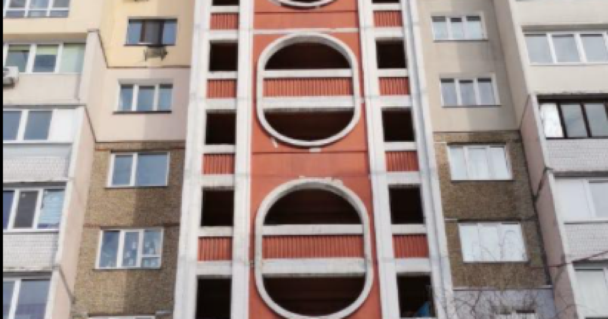 У Києві 15-річна дівчинка впала з балкона 16-го поверху