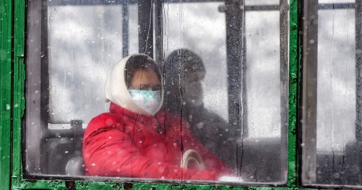 В Черновцах водитель отогревала троллейбус факелом, потому что замерз на ходу