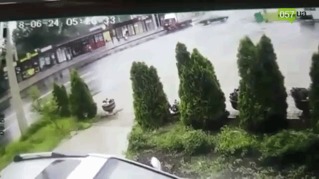 В Харькове водителя выбросило из машины, которую разбило о столбы
