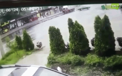 В Харькове водителя выбросило из машины, которую разбило о столбы