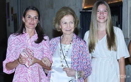 Надела мини в отпуске: королева Летиция со свекровью и дочками были запечатлены на рынке