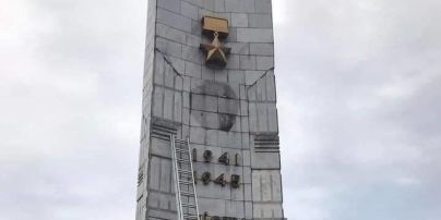 У центрі Києва прибрали зображення Леніна – фото