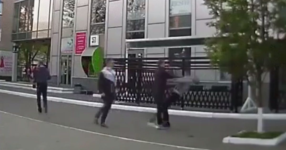 Побиття невідомими людей напідпитку видали за
