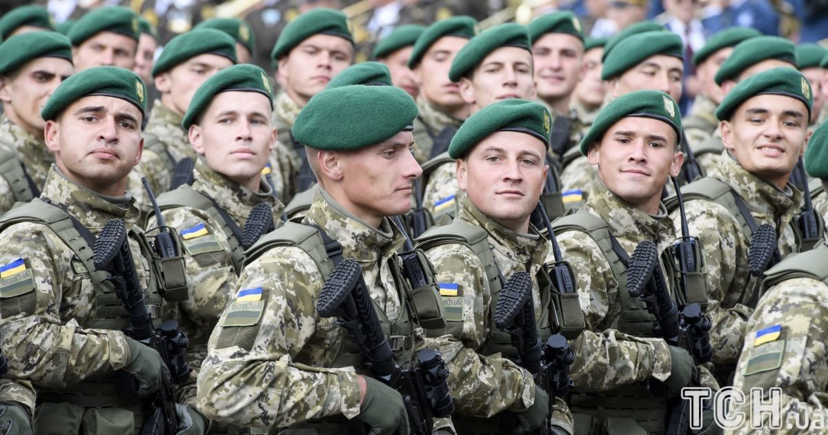 Найміцніше залізо те, з якого зроблені військові. Порошенко привітав українських захисників 