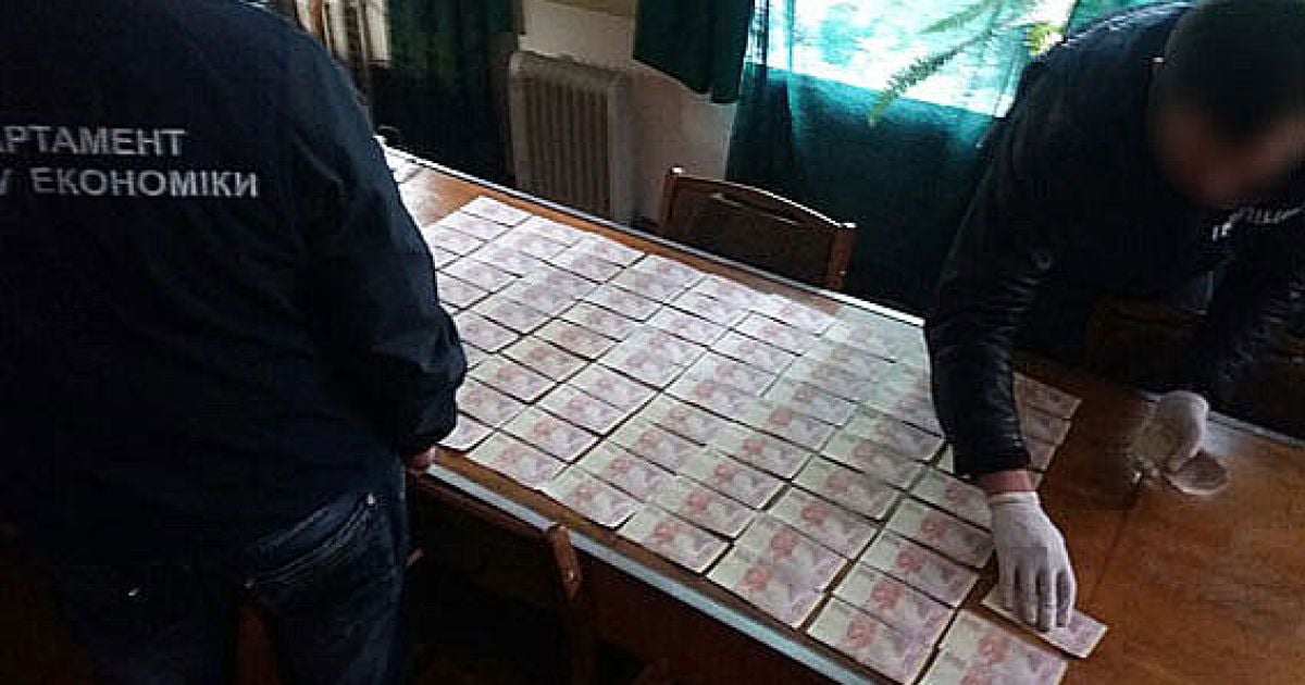 Зв'язані хабарами. Поліція похизувалась "виловом" корупціонерів
