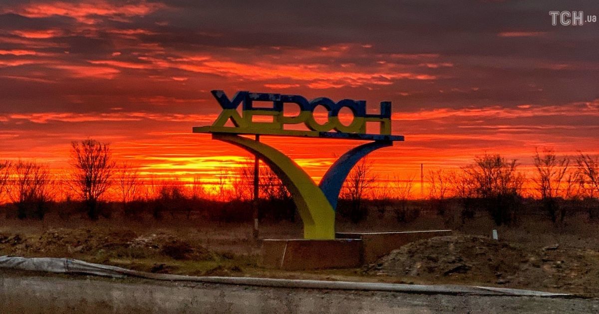 Утренний обстрел Херсона: оккупанты попали в остановку общественного транспорта – есть погибшие и раненые