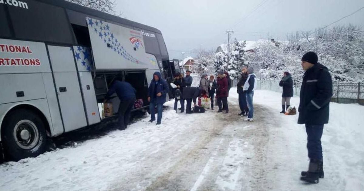 На заснеженном Закарпатье автобус в Италию с 46 пассажирами съехал в кювет