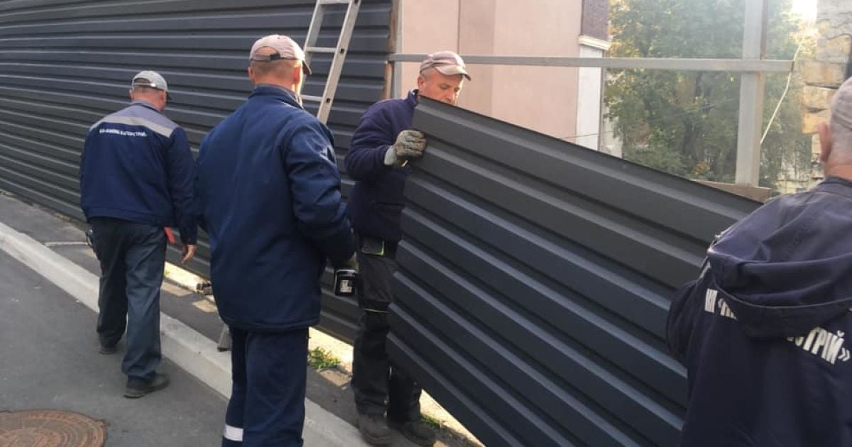 У Києві знесли паркан забудовника навколо історичного будинку XIX століття