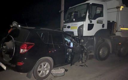 Лобове зіткнення легкового авто та самоскиду: на Дніпропетровщині у ДТП загинули четверо людей