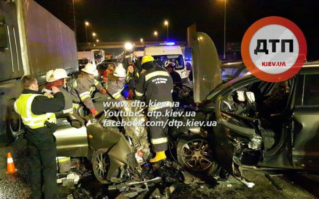 В результате лобового столкновения Audi Q7 и Daewoo Lanos погибли два человека. / © facebook.com/dtp.kiev.ua