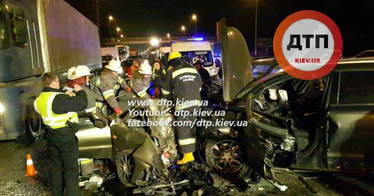 В результаті лобового зіткнення Audi Q7 і Daewoo Lanos загинули дві людини. / © facebook.com/dtp.kiev.ua