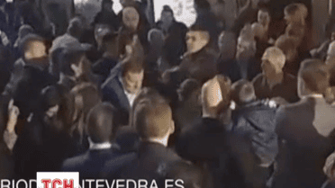 Испанский премьер получил по лицу во время предвыборной кампании