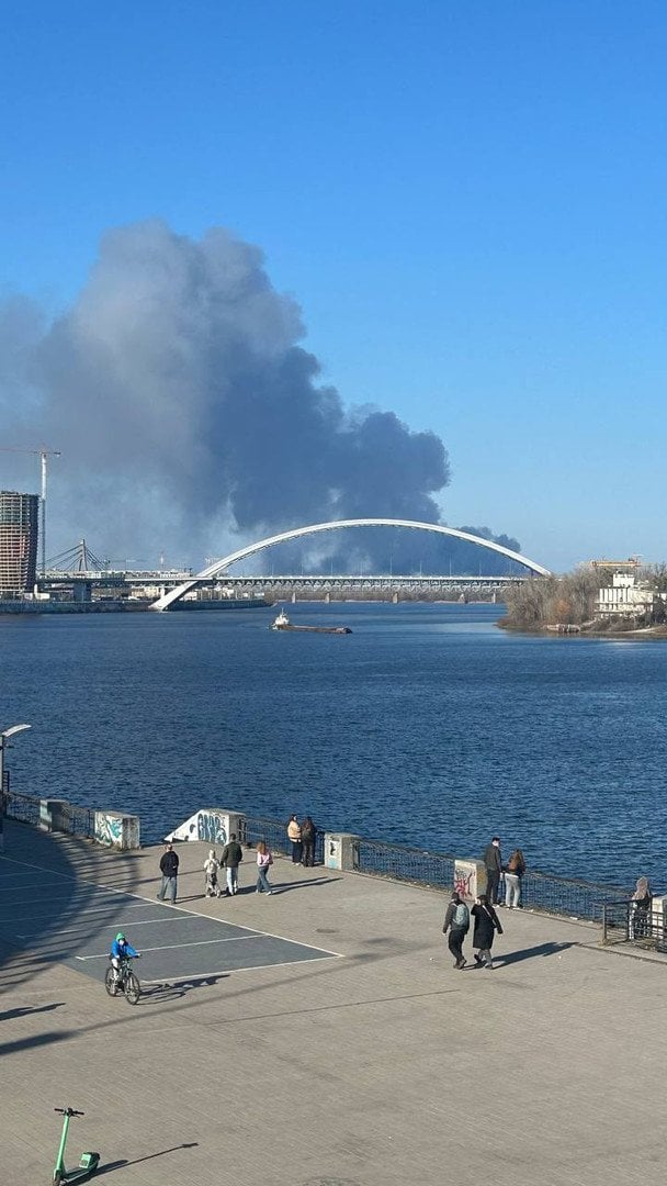 Дим від пожежі видно у Києві / © ТСН