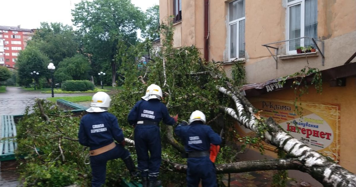 Вода у кафе, підвалах та затори на дорозі: в Івано-Франківськ знову вирує потужна негода