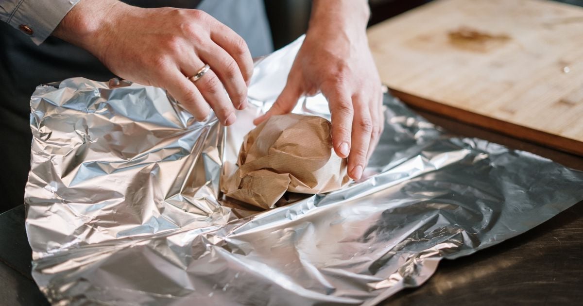 Какие продукты нельзя хранить в фольге?