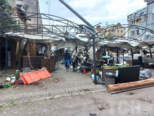 Серед загиблих - троє дітей: 17-річна дівчина, яка працювала в піцерії, та дві сестрички-близнючки 14-ти років