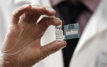 В Нью-Йорке медработника госпитализировали после прививки вакциной от коронавируса Pfizer и BioNTech