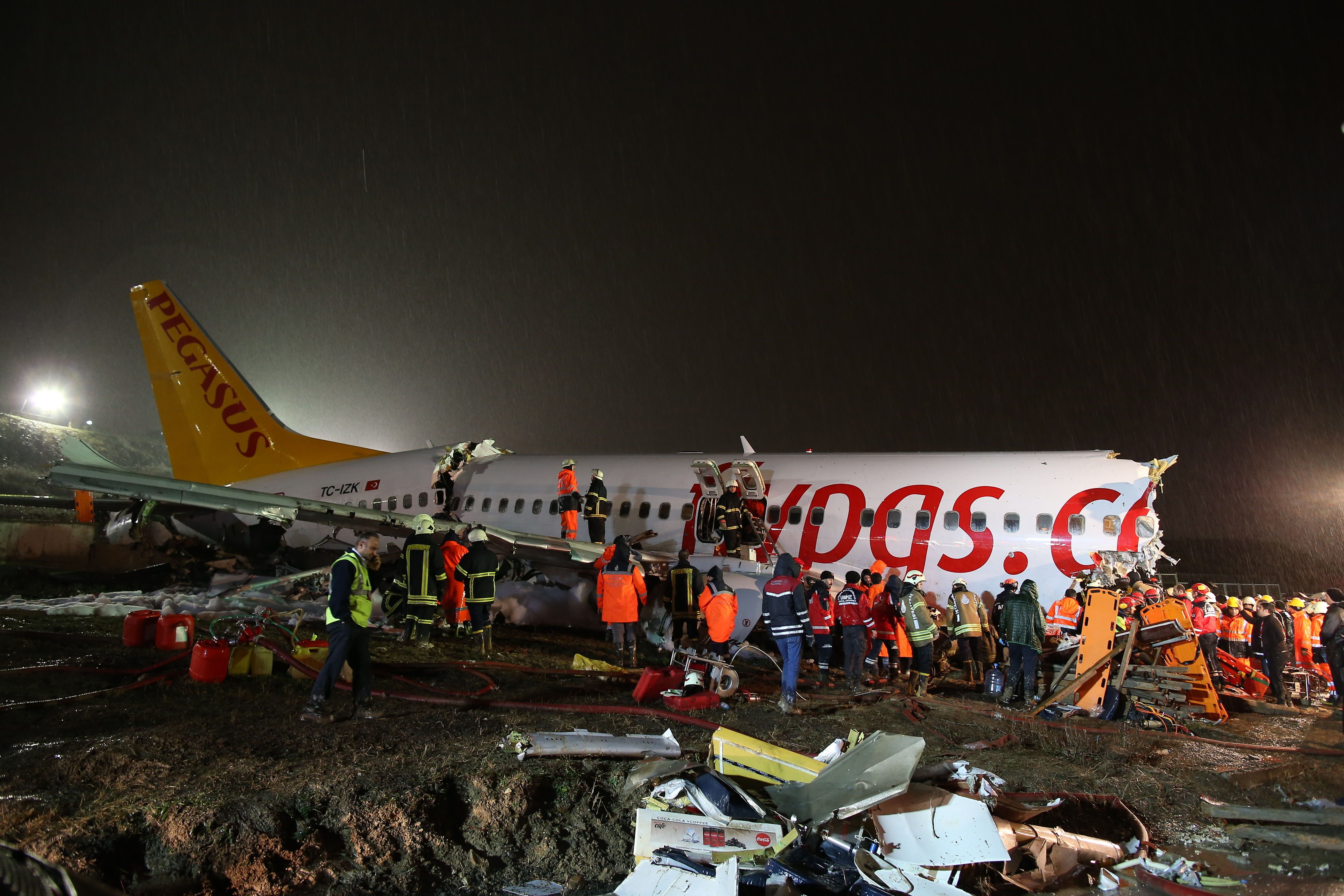Авиакатастрофы декабрь. Крушение самолет Boeing 737. Катастрофа Boeing 737 в Казани тела погибших.