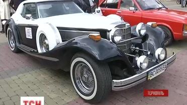 Автомобили с историей: в Тернополе провели международный фестиваль ретрокаров