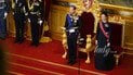 Король Гокон VIII складає присягу відповідно до Конституції у парламенті Норвегії, поряд з ним на троні донька кронпринцеса Інгрід Александра
