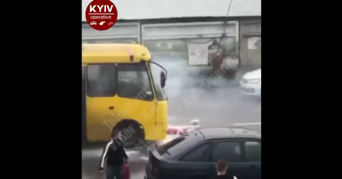 В Киеве во время движения загорелась маршрутка с пассажирами
