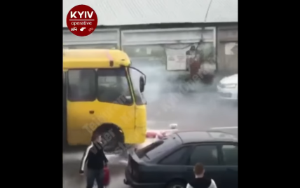 У Києві під час руху загорілася маршрутка з пасажирами