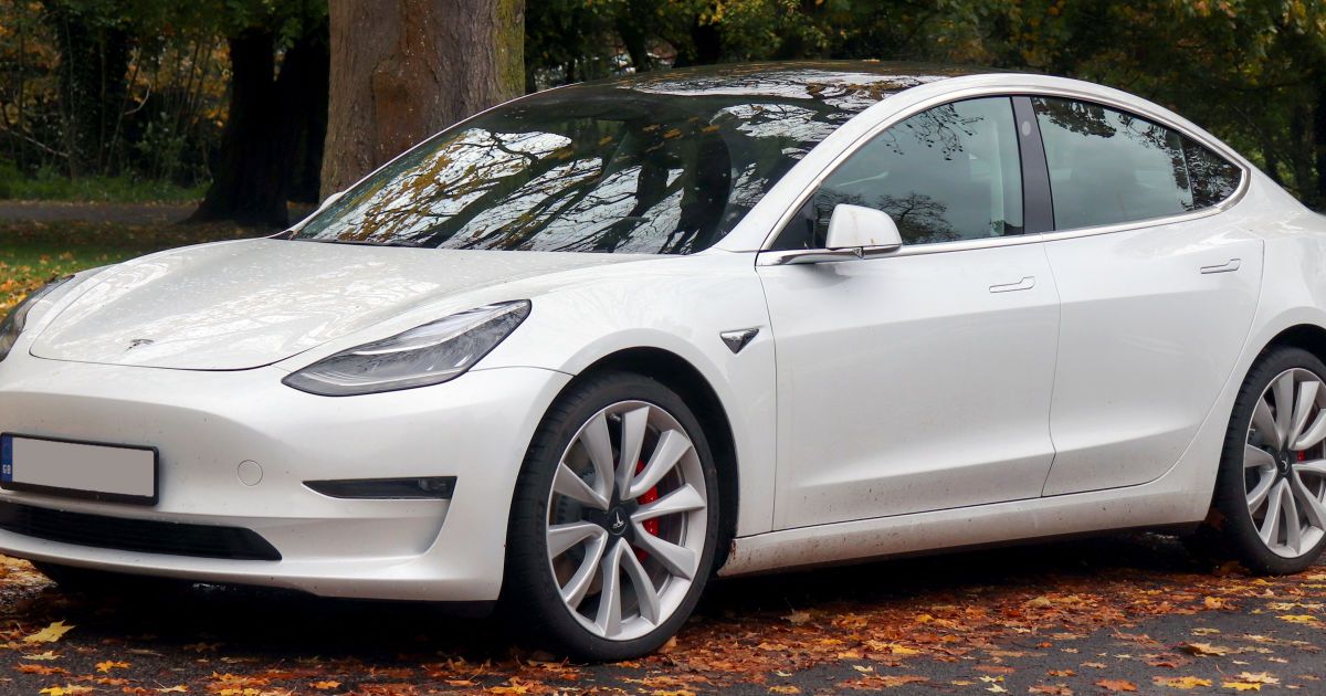 Можна накричати на пішоходів, не відчиняючи вікно: електромобілі Tesla обладнали унікальною функцією
